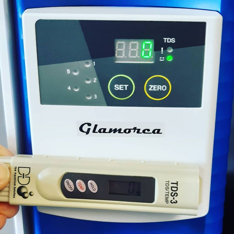 Glamorca reverse osmosis system with a TDS testing pen held in front showing that the water quality is perfect